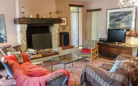 Les Londes: Möbel, Couch, Eigentum, Bilderrahmen, Holz, Tabelle, Wohnzimmer, Komfort, Beleuchtung, Interior Design
