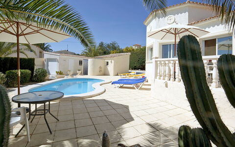 Ingy: Eigentum, Gebäude, Grundeigentum, Haus, Urlaub, Schwimmbad, Villa, Zuhause, Resort, Wohnung