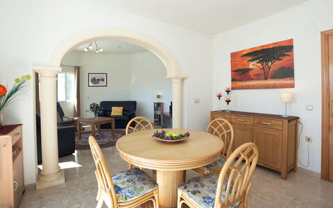 Ingy: Zimmer, Eigentum, Möbel, Esszimmer, Interior Design, Gebäude, Grundeigentum, Tabelle, Haus, Decke