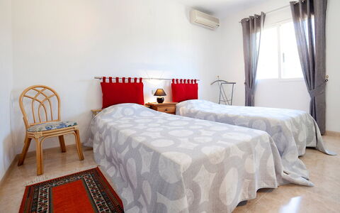 Ingy: Schlafzimmer, Bett, Möbel, Zimmer, Bettdecke, Eigentum, Bedding, Bettrahmen, Interior Design, Fussboden