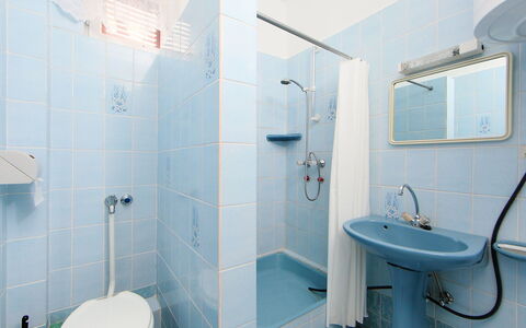Daisy 1: Badezimmer, Eigentum, Zimmer, Armatur, Die Architektur, Interior Design, Gebäude, Grundeigentum, Fliese, Haus