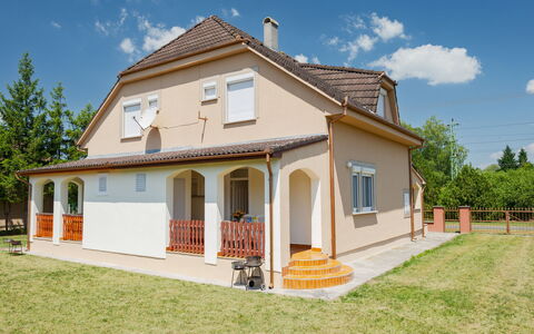 Daisy 1: Gebäude, Fenster, Haus, Dach, Zuhause, Wohngebiet, Fassade, Die Architektur, Tür, Menschliche Siedlung