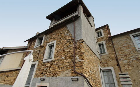 Marina di Andora 400: Himmel, Fenster, Gebäude, Holz, Haus, Backstein, Fassade, Dach, Mauerwerk