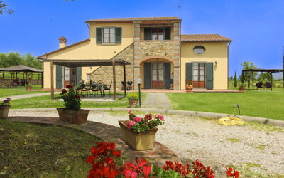 Podere Marcigliano: Garten, Hütte, Bauernhaus, Schatten, Landscaping, Estate, Garten, Hinterhof, Steinwand, Hazienda