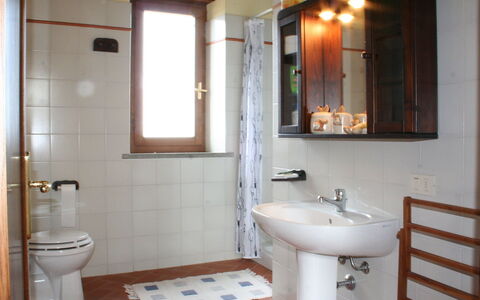 Casalini: Badezimmer, Eigentum, Zimmer, Badezimmerschrank, Gebäude, Sinken, Bad Zubehör, Haus, Interior Design, Armatur
