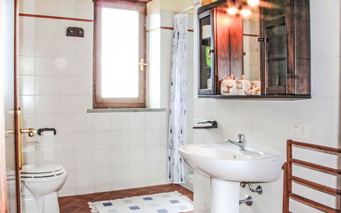 Casalini: Toilleten Sitz, Badezimmer, Armatur, Bad Sink, Flooring, Toilette, Interior Design, Fussboden, Sinken, Installation