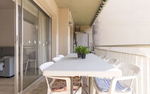 Cambrils 180: Möbel, Tabelle, Eigentum, Stuhl, Holz, Interior Design, Pflanze, Flooring, Gebäude, Fussboden
