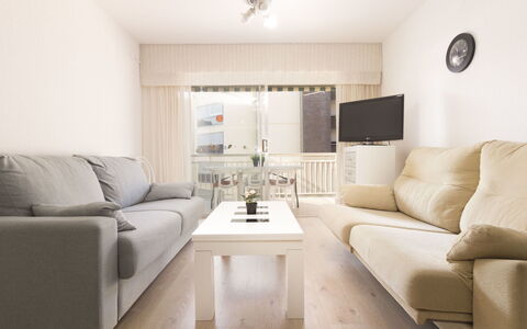 Cambrils 180: Couch, Möbel, Eigentum, Tabelle, Komfort, Beleuchtung, Studio Couch, Interior Design, Lampe, Gebäude