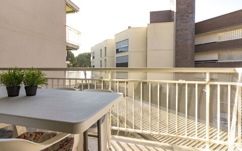 Cambrils 180: Eigentum, Tabelle, Holz, Pflanze, Himmel, Rechteck, Die Architektur, Blumentopf, Schatten, Urban Design