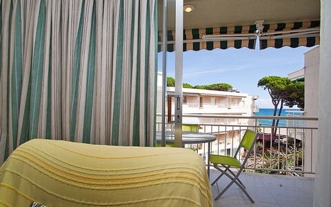 Cambrils 180: Vorhang, Interior Design, Zimmer, Eigentum, Möbel, Fensterbehandlung, Textil, Balkon, Grundeigentum, Schatten