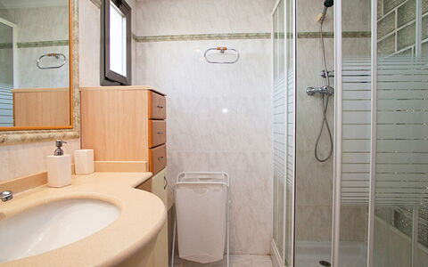 Cambrils 180: Badezimmer, Eigentum, Zimmer, Armatur, Fliese, Interior Design, Wand, Fussboden, Die Architektur, Badewanne