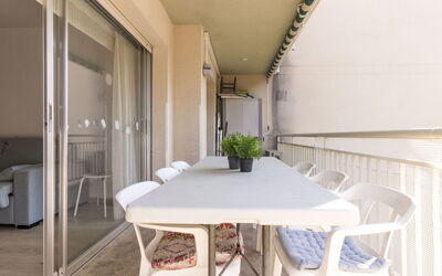 Cambrils 180: Möbel, Tabelle, Eigentum, Stuhl, Holz, Interior Design, Pflanze, Flooring, Gebäude, Fussboden