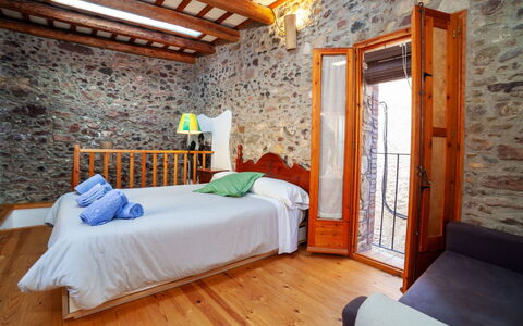 Sant Joan: Möbel, Eigentum, Komfort, Azurblau, Holz, Orange, Textil, Gebäude, Interior Design, Bettrahmen