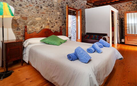 Sant Joan: Möbel, Komfort, Gebäude, Azurblau, Kissen, Textil, Bett, Holz, Bettrahmen, Interior Design