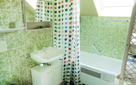 Allmendgasse: Badezimmer, Zimmer, Grün, Fliese, Eigentum, Interior Design, Fussboden, Toilette, Badewanne, Haus