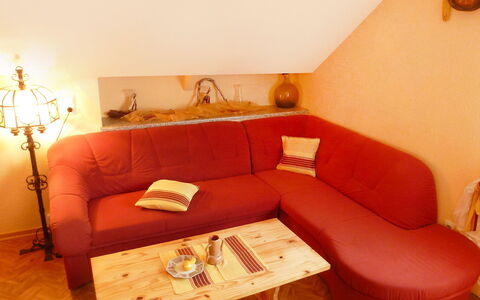 Allmendgasse: Möbel, Couch, Zimmer, Eigentum, Orange, Interior Design, Wohnzimmer, Fussboden, Komfort, Tabelle