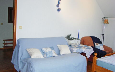 Allmendgasse: Möbel, Zimmer, Bett, Schlafzimmer, Eigentum, Blau, Bettdecke, Interior Design, Fussboden, Wand
