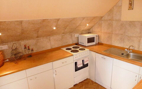 Allmendgasse: Eigentum, Zimmer, Küche, Countertop, Möbel, Cabinetry, Fussboden, Gebäude, Sinken, Haus