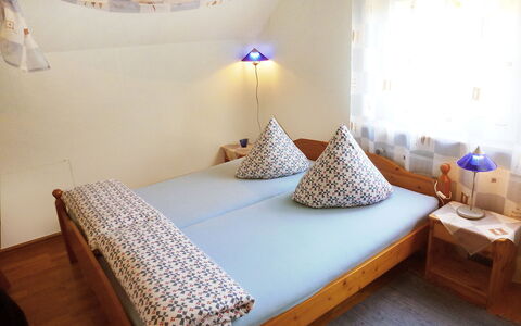 Allmendgasse: Schlafzimmer, Bett, Zimmer, Möbel, Eigentum, Bettdecke, Bettrahmen, Interior Design, Bedding, Matratze