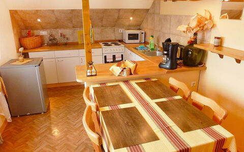 Allmendgasse: Zimmer, Eigentum, Fussboden, Interior Design, Möbel, Tabelle, Hartholz, Haus, Wohnzimmer, Gebäude