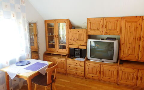Allmendgasse: Zimmer, Möbel, Eigentum, Hartholz, Holzboden, Wohnzimmer, Gebäude, Interior Design, Fussboden, Haus