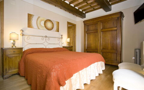 Nel Guasto: Schlafzimmer, Bett, Zimmer, Möbel, Eigentum, Bettdecke, Interior Design, Bettrahmen, Gebäude, Decke