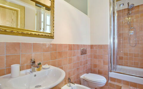 Nel Guasto: Badezimmer, Eigentum, Zimmer, Fliese, Zapfhahn, Interior Design, Wand, Grundeigentum, Gebäude, Haus