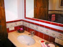 Badezimmer mit Travertinwaschtisch