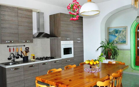 Dea Afrodite: Zimmer, Möbel, Eigentum, Küche, Interior Design, Gelb, Gebäude, Fussboden, Countertop, Decke