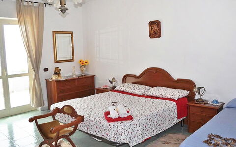 Dea Afrodite: Schlafzimmer, Möbel, Zimmer, Bettdecke, Bett, Eigentum, Bedding, Interior Design, Bettrahmen, Decke