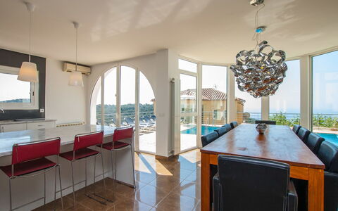 Gaudí: Zimmer, Eigentum, Gebäude, Countertop, Decke, Interior Design, Möbel, Fussboden, Küche, Haus