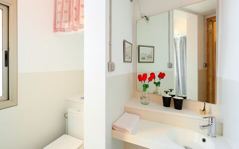 Eixample Dret Valencia Cartagena: Badezimmer, Zimmer, Eigentum, Interior Design, Haus, Sinken, Gebäude, Zapfhahn, Möbel, Grundeigentum