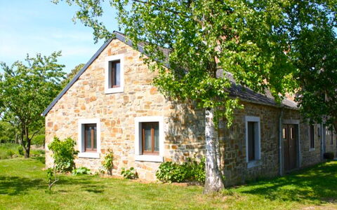 Gîte Rural Mamijana: Pflanze, Gebäude, Fenster, Himmel, Baum, Haus, Grundstueck, Gras, Natürliche Landschaft