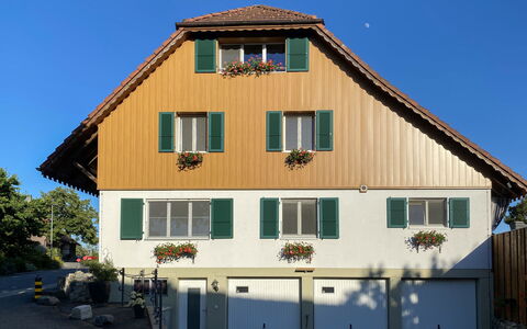 Wangenried 100: Himmel, Gebäude, Fenster, Eigentum, Pflanze, Blau, Haus, Steigung, Holz, Hütte