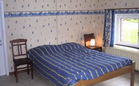 Vielsalm: Schlafzimmer, Bett, Möbel, Zimmer, Eigentum, Bettdecke, Bettrahmen, Wand, Matratze, Fussboden