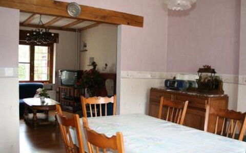 Vielsalm: Zimmer, Eigentum, Möbel, Gebäude, Haus, Interior Design, Decke, Fussboden, Grundeigentum, Tabelle