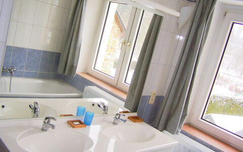 Vielsalm: Badezimmer, Eigentum, Zimmer, Zapfhahn, Badewanne, Sinken, Bad Zubehör, Interior Design, Haus, Fenster