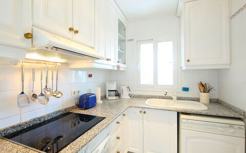 B&B: Eigentum, Zimmer, Küche, Countertop, Möbel, Cabinetry, Interior Design, Gebäude, Haus, Grundeigentum