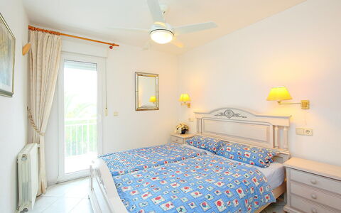 B&B: Schlafzimmer, Zimmer, Bett, Eigentum, Möbel, Bettdecke, Decke, Gelb, Bettrahmen, Gebäude