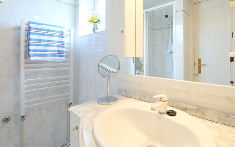 B&B: Badezimmer, Eigentum, Zimmer, Zapfhahn, Bad Zubehör, Interior Design, Badewanne, Armatur, Sinken, Wand