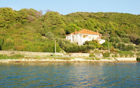 Agneza: Wasser, Himmel, Pflanze, Wasservorräte, Natürliche Landschaft, Baum, Haus, See, Vegetation, Küsten Und Ozeanische Forms