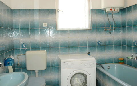 Agneza: Badezimmer, Blau, Fliese, Zimmer, Türkis, Eigentum, Toilette, Armatur, Wand, Interior Design