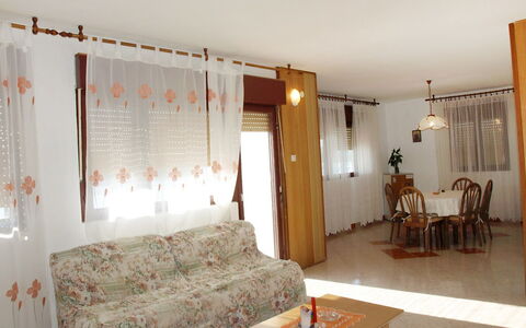 Agneza: Zimmer, Eigentum, Möbel, Interior Design, Gebäude, Vorhang, Haus, Fussboden, Wand, Grundeigentum