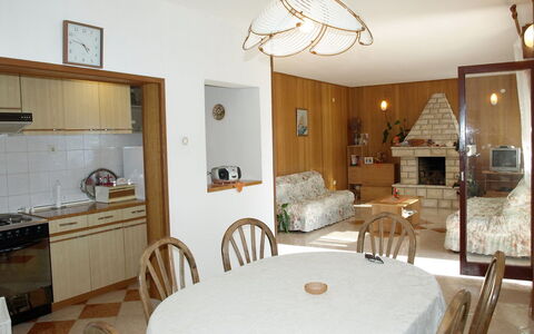 Agneza: Zimmer, Möbel, Eigentum, Interior Design, Schlafzimmer, Gebäude, Bettrahmen, Decke, Bett, Wand