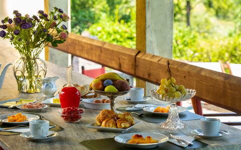 Villa Pedone: Essen, Tabelle, Geschirr, Möbel, Pflanze, Blume, Dishware, Teller, Tischdecke, Textil