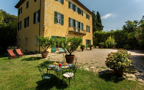 Villa Pedone: Himmel, Pflanze, Gebäude, Eigentum, Fenster, Baum, Grundstueck, Gras, Haus, Natürliche Landschaft