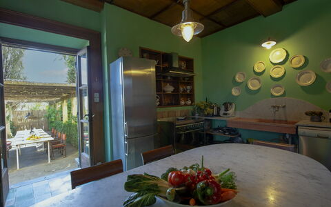 Villa Pedone: Eigentum, Möbel, Tabelle, Essen, Pflanze, Geschirr, Holz, Couch, Interior Design, Wohnzimmer
