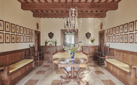 Villa Pedone: Eigentum, Tabelle, Möbel, Bilderrahmen, Gebäude, Couch, Holz, Interior Design, Wohnzimmer, Halle