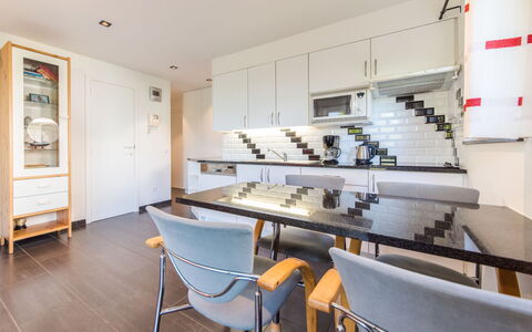 Bredene 300: Möbel, Tabelle, Küche, Holz, Gebäude, Interior Design, Flooring, Countertop, Hartholz, Wohnzimmer
