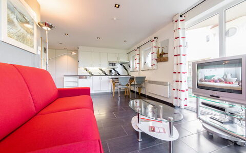 Bredene 300: Möbel, Eigentum, Couch, Fernsehen, Beleuchtung, Wohnzimmer, Interior Design, Fussboden, Flooring, Stuhl